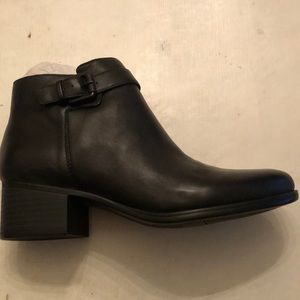 Naturalized Dora Black leather Ankle Boots